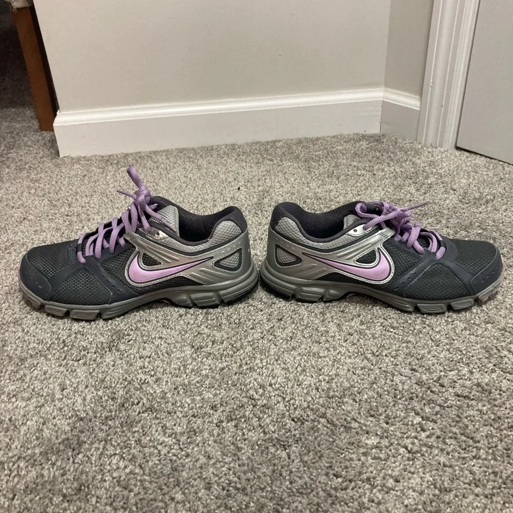 Nike Grey with Lavender swoosh and trim-Size 7-EUC - Picture 5 of 8